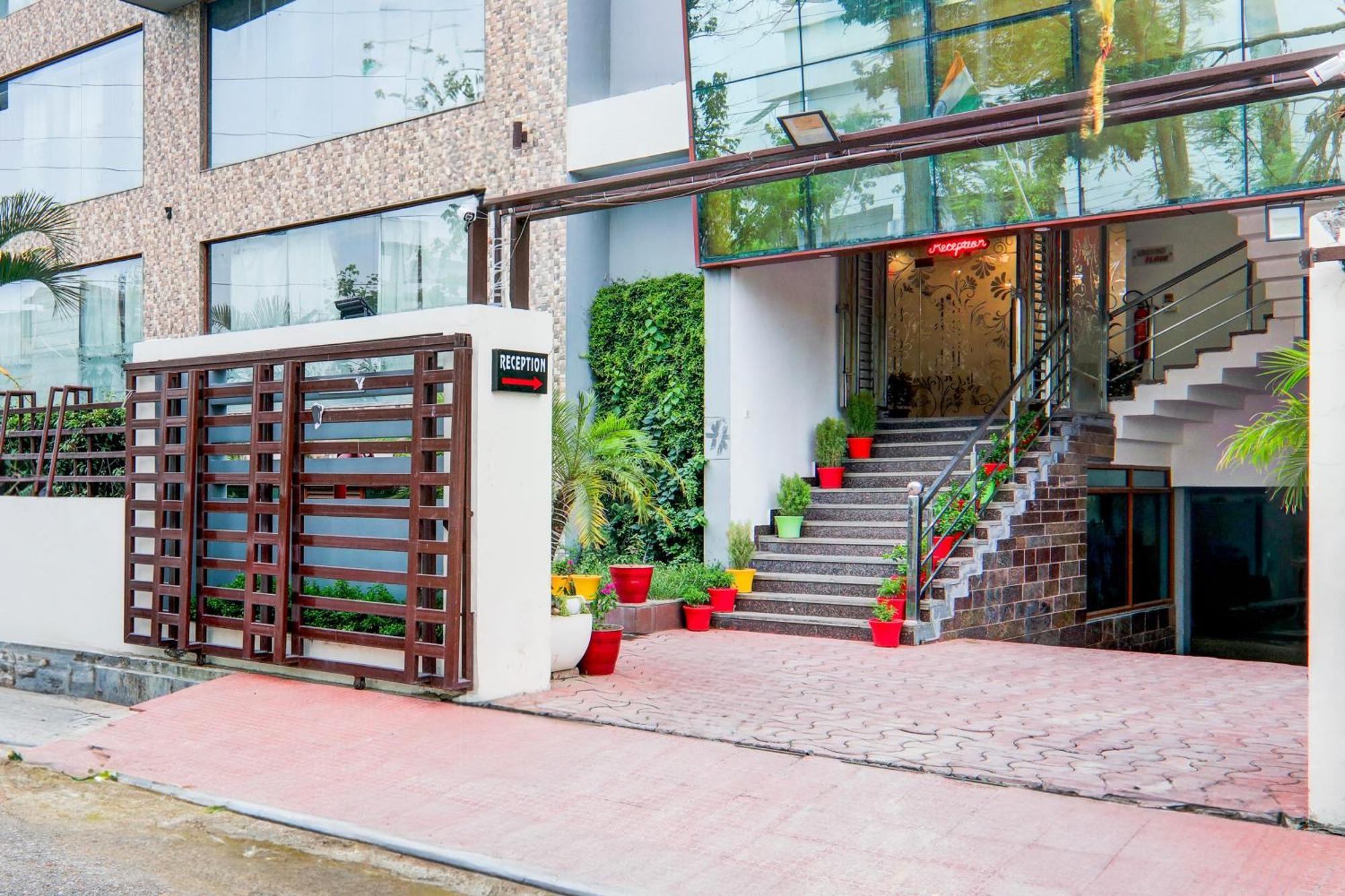 Townhouse Sakura Hotell Lucknow Exteriör bild