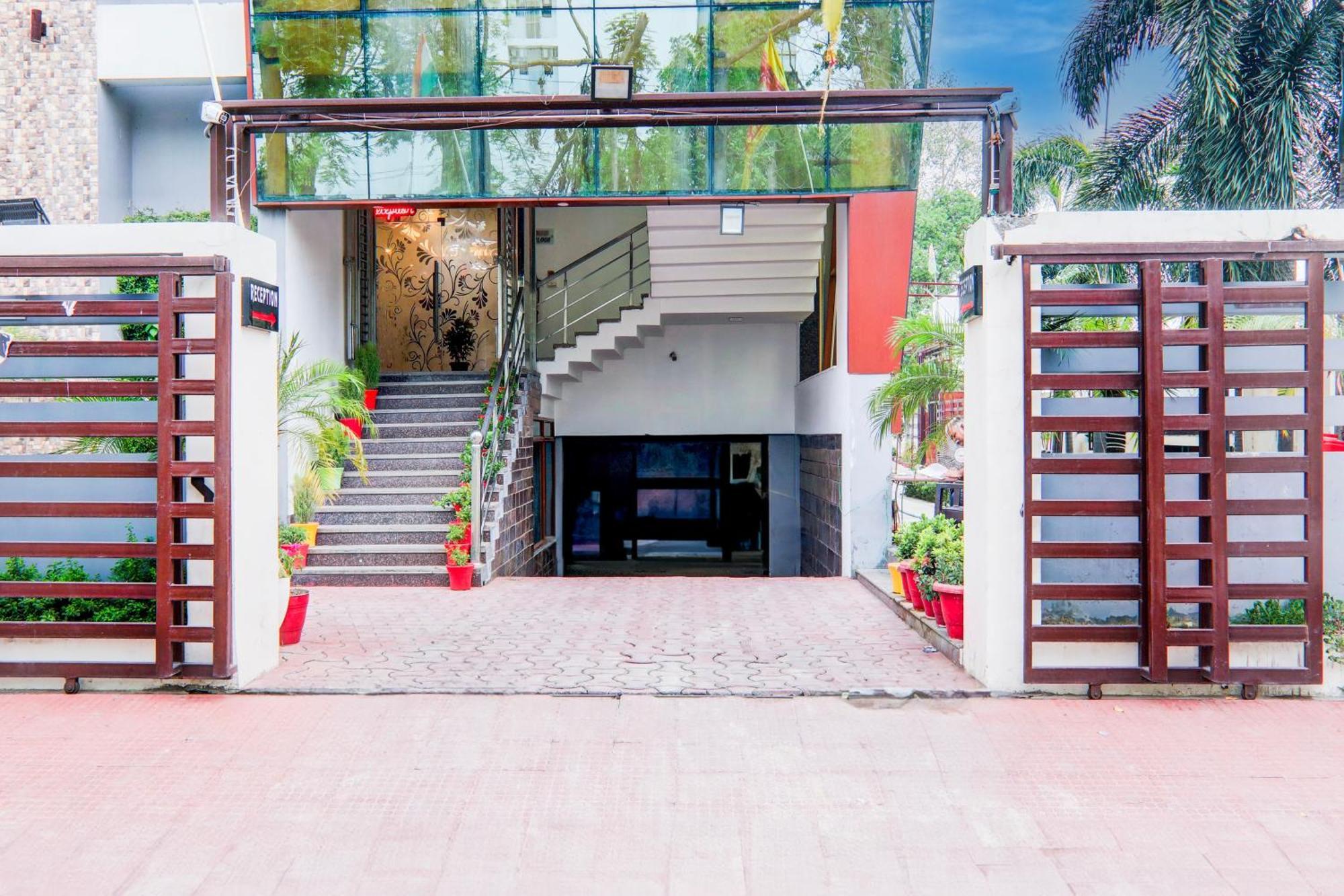 Townhouse Sakura Hotell Lucknow Exteriör bild