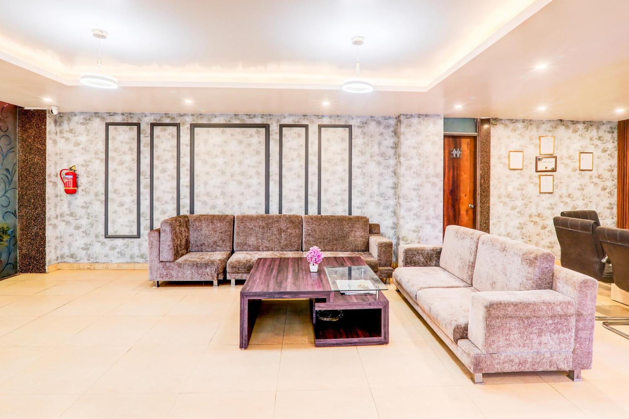 Townhouse Sakura Hotell Lucknow Exteriör bild